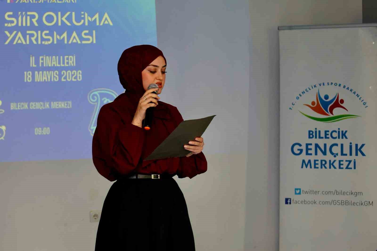 Şiir Okuma Yarışması’nda dereceye giren gençlere ödül