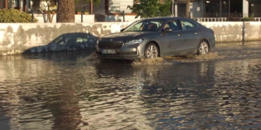 Balıkesir’de lodos denizi taşırdı, yollar göle döndü