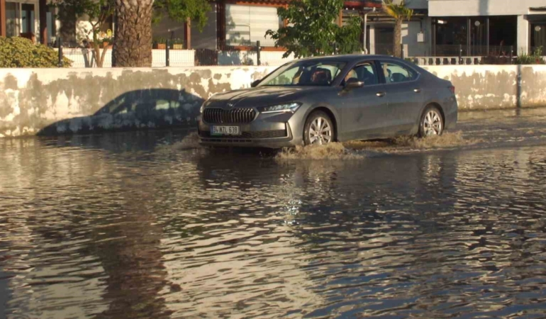 Balıkesir’de lodos denizi taşırdı, yollar göle döndü