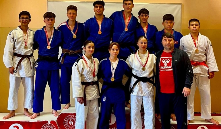 Bilecik’te judo turnuvasında madalyalar sahiplerini buldu