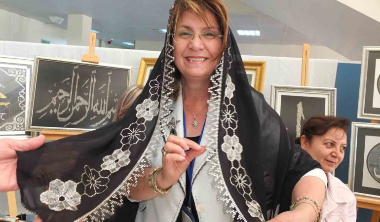 Burhaniye’de Telkırma tekniği ile yapılan oyalar ilgi gördü