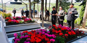 Vali Sözer’den bayramda şehitlik ziyareti