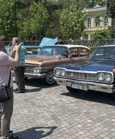 İstanbul’da 19 Mayıs coşkusu: Klasik otomobiller Beyoğlu’nu renklendirdi