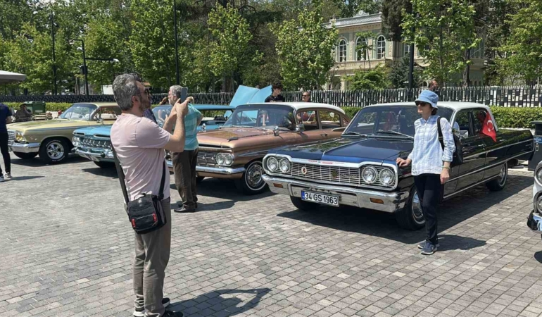 İstanbul’da 19 Mayıs coşkusu: Klasik otomobiller Beyoğlu’nu renklendirdi