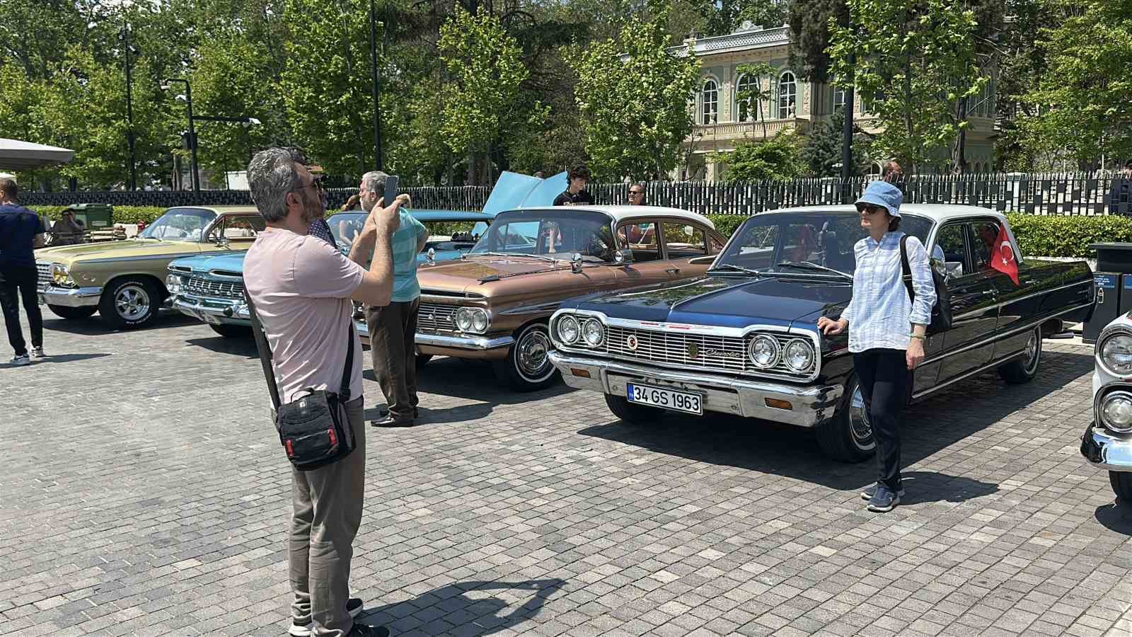 İstanbul’da 19 Mayıs coşkusu: Klasik otomobiller Beyoğlu’nu renklendirdi