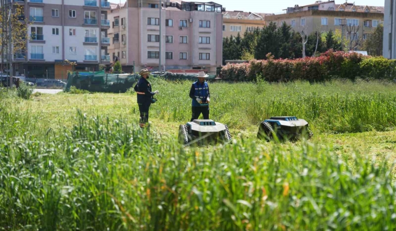 Tuzla’da robotlu çim biçme dönemi başladı