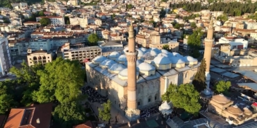 Bursa’da bayram coşkusu tarihi camilerde yaşandı