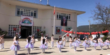 Minik öğrenciler ayakta alkışlandı