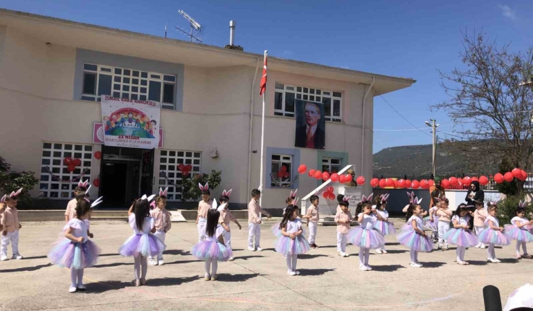 Minik öğrenciler ayakta alkışlandı