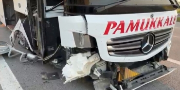 Lastiği patlayan yolcu otobüsünde can pazarı: Muavin kopan kapıdan aşağı uçtu