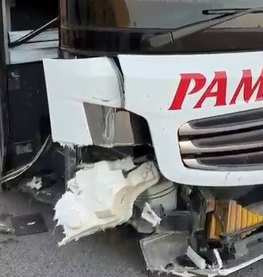 Lastiği patlayan yolcu otobüsünde can pazarı: Muavin kopan kapıdan aşağı uçtu