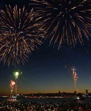 İstanbul’da fetih coşkusu: Boğaz’da havai fişek gösterisi