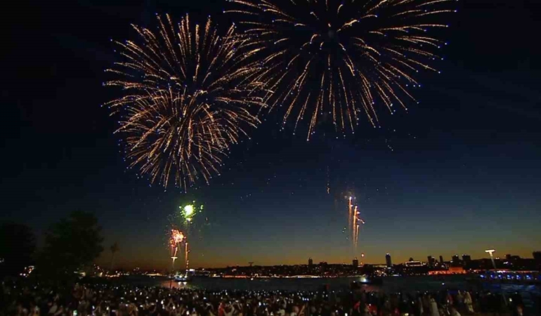 İstanbul’da fetih coşkusu: Boğaz’da havai fişek gösterisi