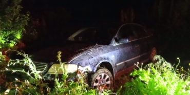 Tarlaya uçtuğu otomobilini bırakıp gitti