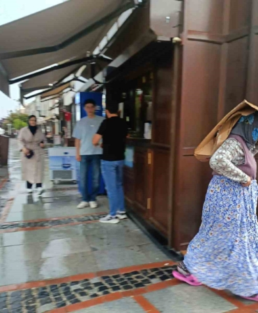 Edirne’de sağanak yağış: Vatandaşlar karton ve poşetle yağmurdan korunmaya çalıştı