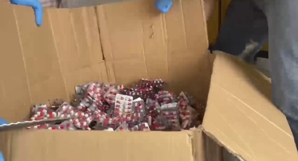 Kamyonetin kasasından 300 bin sentetik ecza hap ele geçirildi