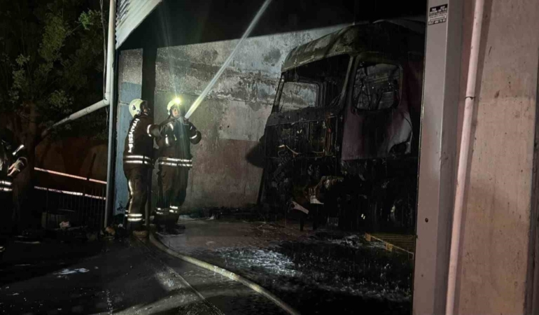 Başakşehir’de tamirhanedeki tırda yangın çıktı