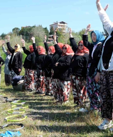 Kadınlar şalvarlarıyla spor yaptı, ortaya renkli kareler çıktı