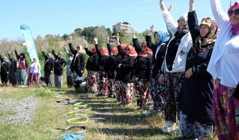 Kadınlar şalvarlarıyla spor yaptı, ortaya renkli kareler çıktı