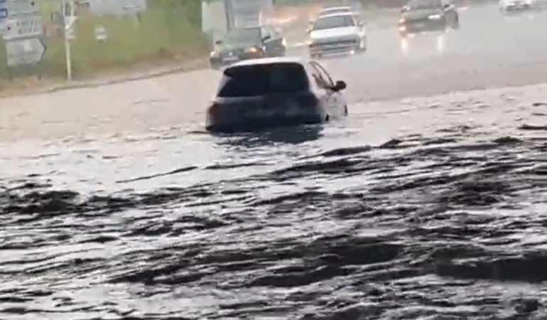 Tekirdağ’da 10 dakikalık sağanak hayatı felç etti