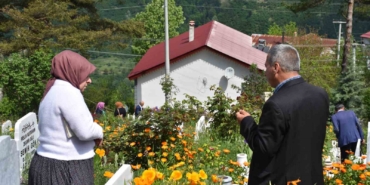 Sakarya’da arefe günü mezarlıklarda duygu dolu ziyaret