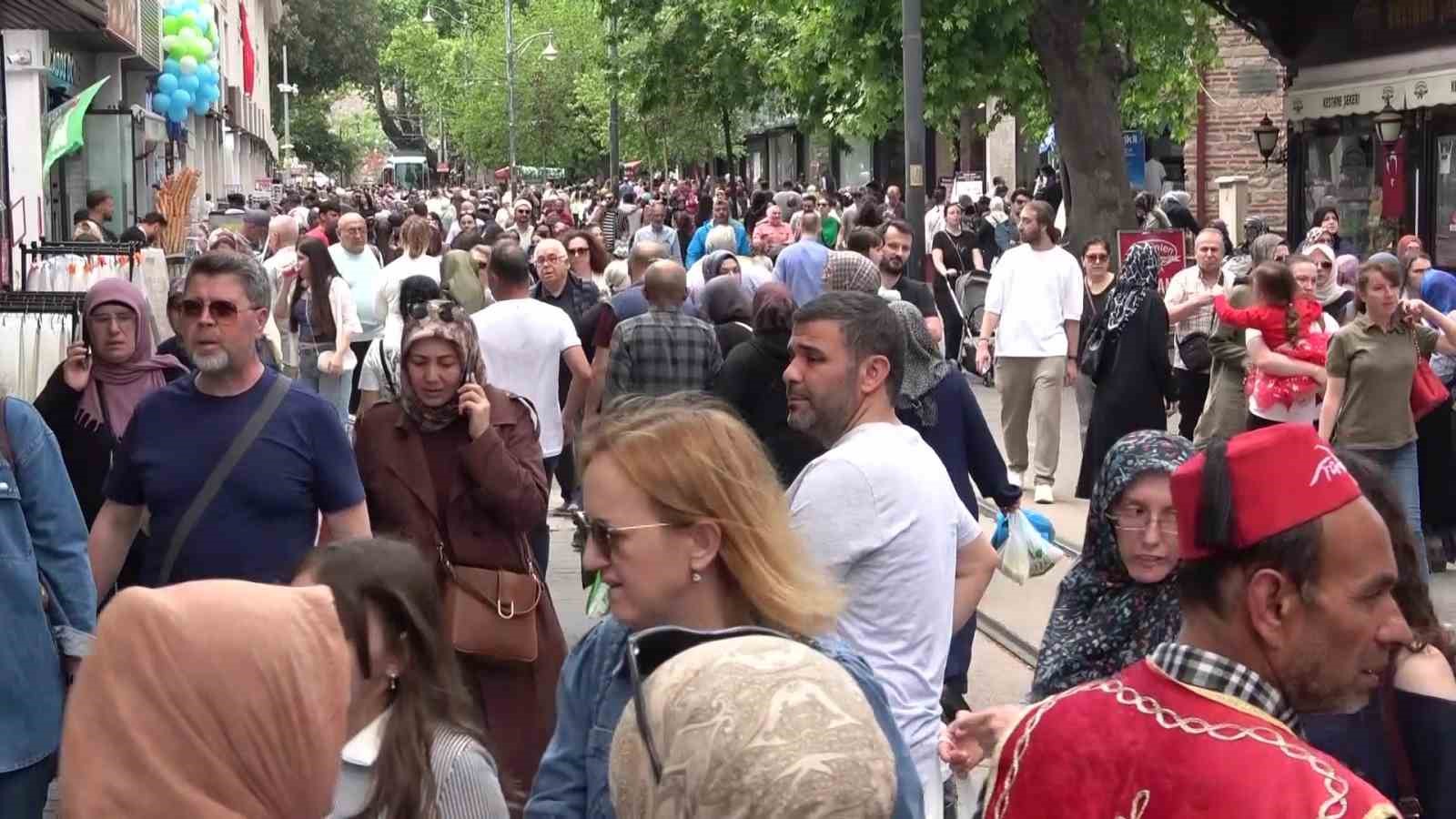 Bursa’da bayram yoğunluğu başladı: Kasapta da şekercide de hareketlilik yaşanıyor
