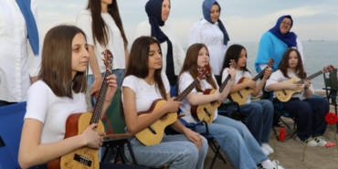 Minikler anneler için hem çaldı hem söyledi