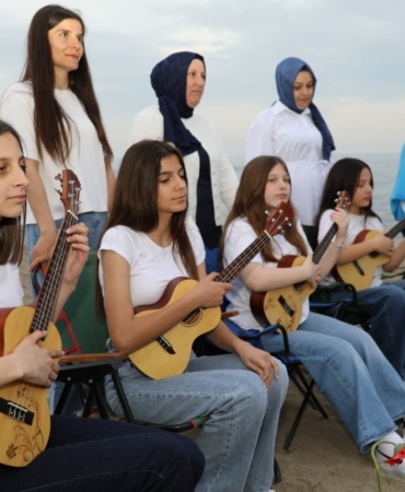 Minikler anneler için hem çaldı hem söyledi