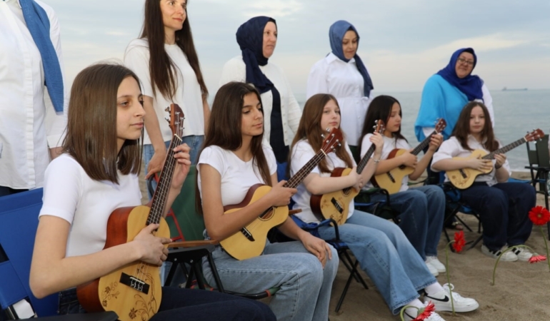 Minikler anneler için hem çaldı hem söyledi