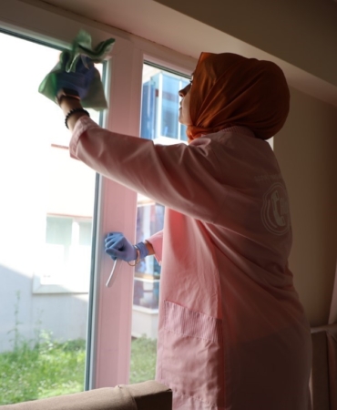 Kartepe’de "Alo Evlat" ekipleri yaşlıları bayrama hazırlıyor