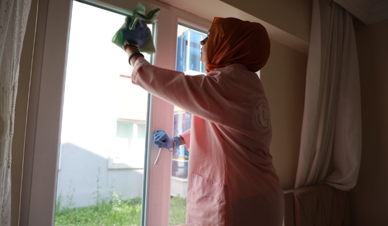 Kartepe’de “Alo Evlat” ekipleri yaşlıları bayrama hazırlıyor