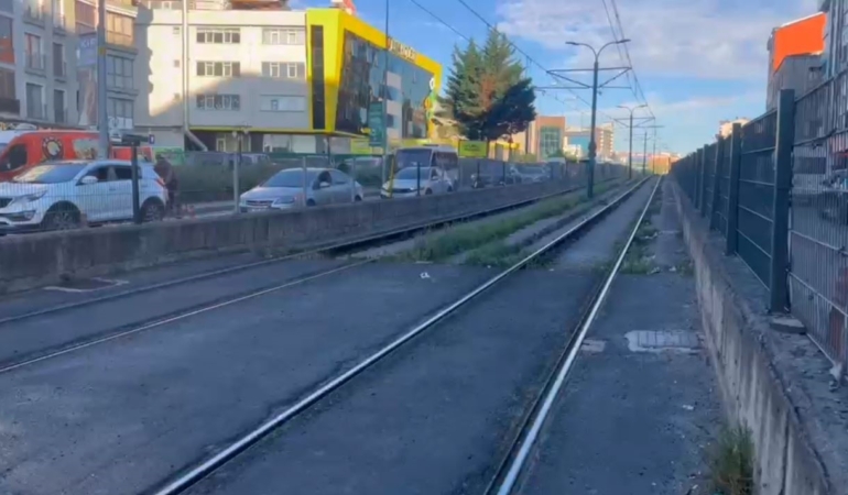 Gaziosmanpaşa’da tramvay ile motosiklet çarpıştı: 1 ağır yaralı