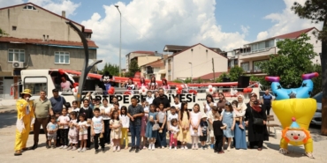 Kartepe’de gezici eğlence otobüsü çocuklara bayram coşkusu yaşatıyor