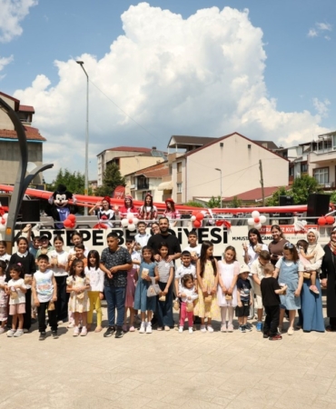 Kartepe’de gezici eğlence otobüsü çocuklara bayram coşkusu yaşatıyor