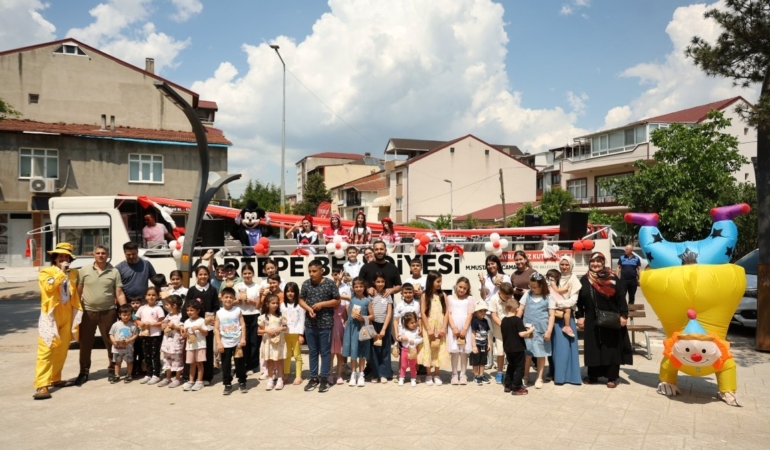 Kartepe’de gezici eğlence otobüsü çocuklara bayram coşkusu yaşatıyor
