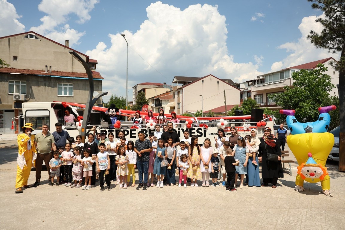 Kartepe’de gezici eğlence otobüsü çocuklara bayram coşkusu yaşatıyor