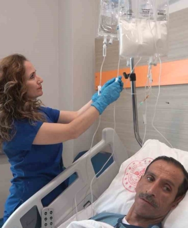 Sıdıka hemşire 25 yıldır hastalarına şefkatle yaklaşıyor
