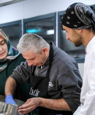 Bilecik’te özel ihtiyaçlı bireyler pasta ve tatlı yaptı