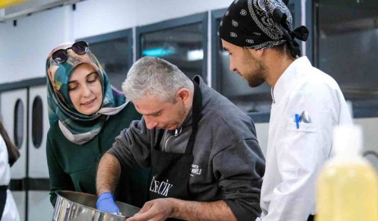 Bilecik’te özel ihtiyaçlı bireyler pasta ve tatlı yaptı