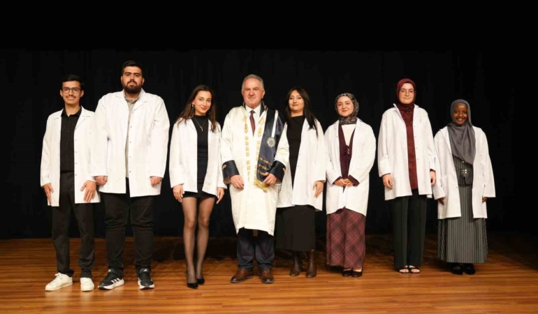 Geleceğin eczacıları beyaz önlüklerini giydi