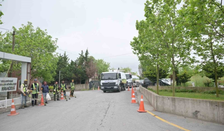 Mezarlık temizliği yapmaya çalışan Esenyurt Belediyesi ekipleri İBB’nin engeline takıldı