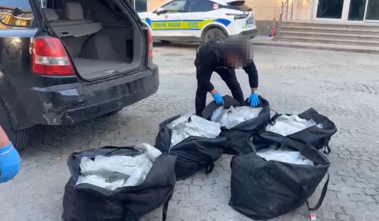 Edirne’de Moldova plakalı araçta 90 kilo skunk ele geçirildi