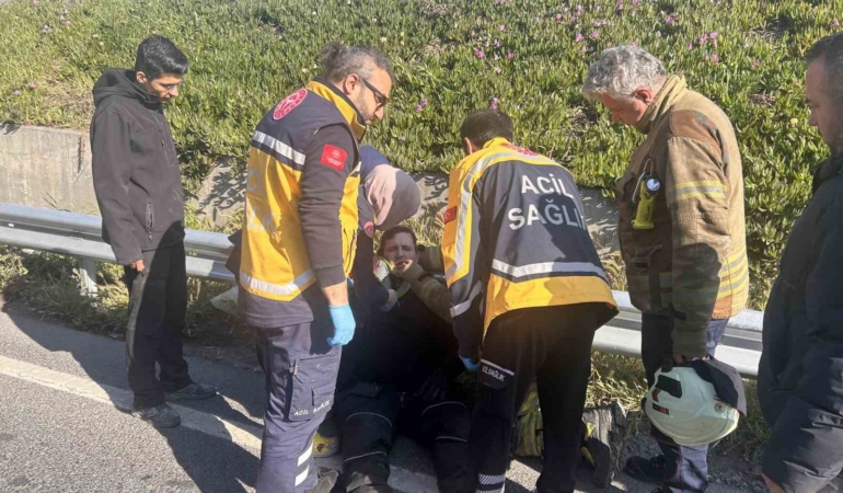 Bakırköy’de kamyonete çarpan motosikletli yaralandı