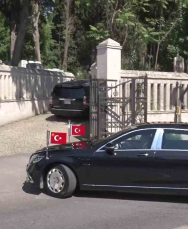 Cumhurbaşkanı Erdoğan anne ve babasının kabirlerini ziyaret etti