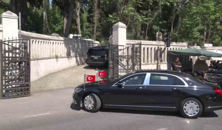 Cumhurbaşkanı Erdoğan anne ve babasının kabirlerini ziyaret etti