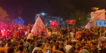 Şampiyonluğu garantileyen sarı-kırmızılılar Çanakkale sokaklarında şampiyonluk coşkusu yaşadı