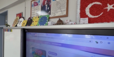 Anne kumru yuvasını okulun sınıfına kurdu