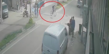 Kararsız bisikletli kazayı getirdi...Ne tarafa gideceğini şaşırınca motosikletliyle çarpıştı