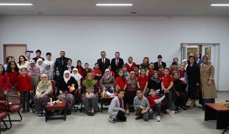 Huzurevinde anneler gününe özel anlamlı buluşma