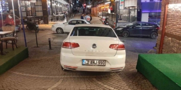 Komisyon kararına rağmen trafiğine kapalı sokakta park halindeki araç bitmiyor